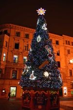 Светодинамическая елка каркасная - встроенная гирлянда: холодный свет - "Уральская" 14 м