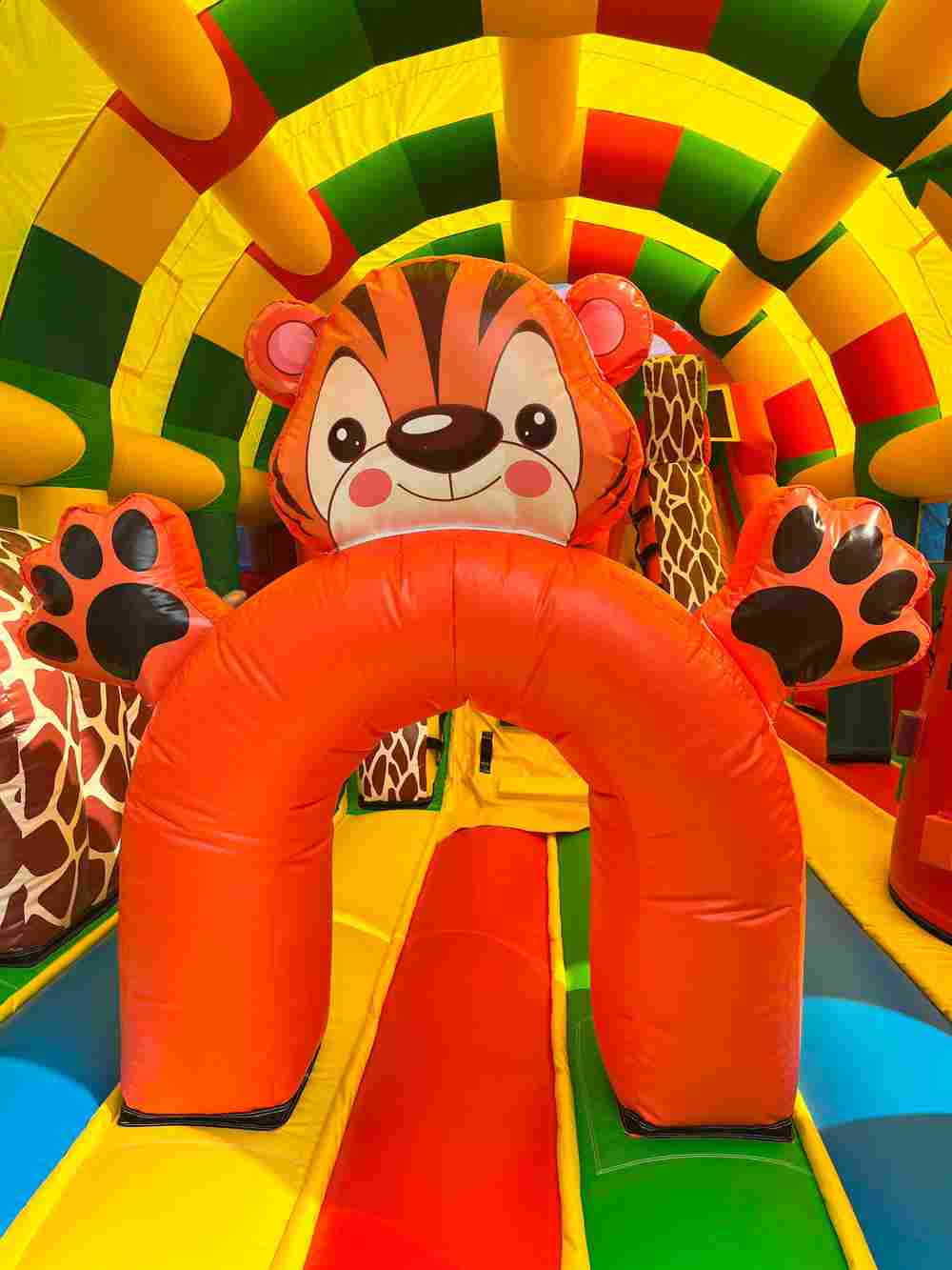 Коммерческий надувной батут «Страна Сафария» с крышей, 13*8*6 м