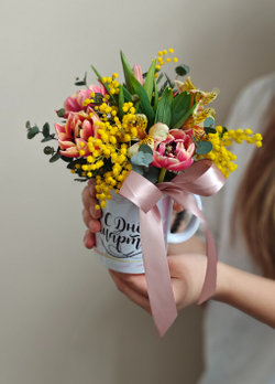 Композиция в керамической кружке с мимозой