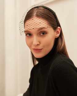 Укороченная вуаль на тонком ободке с черными стразами