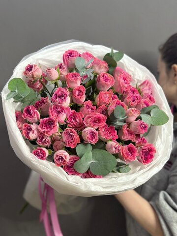 Монобукет с кустовыми пионовидными розами сорта "Натали"