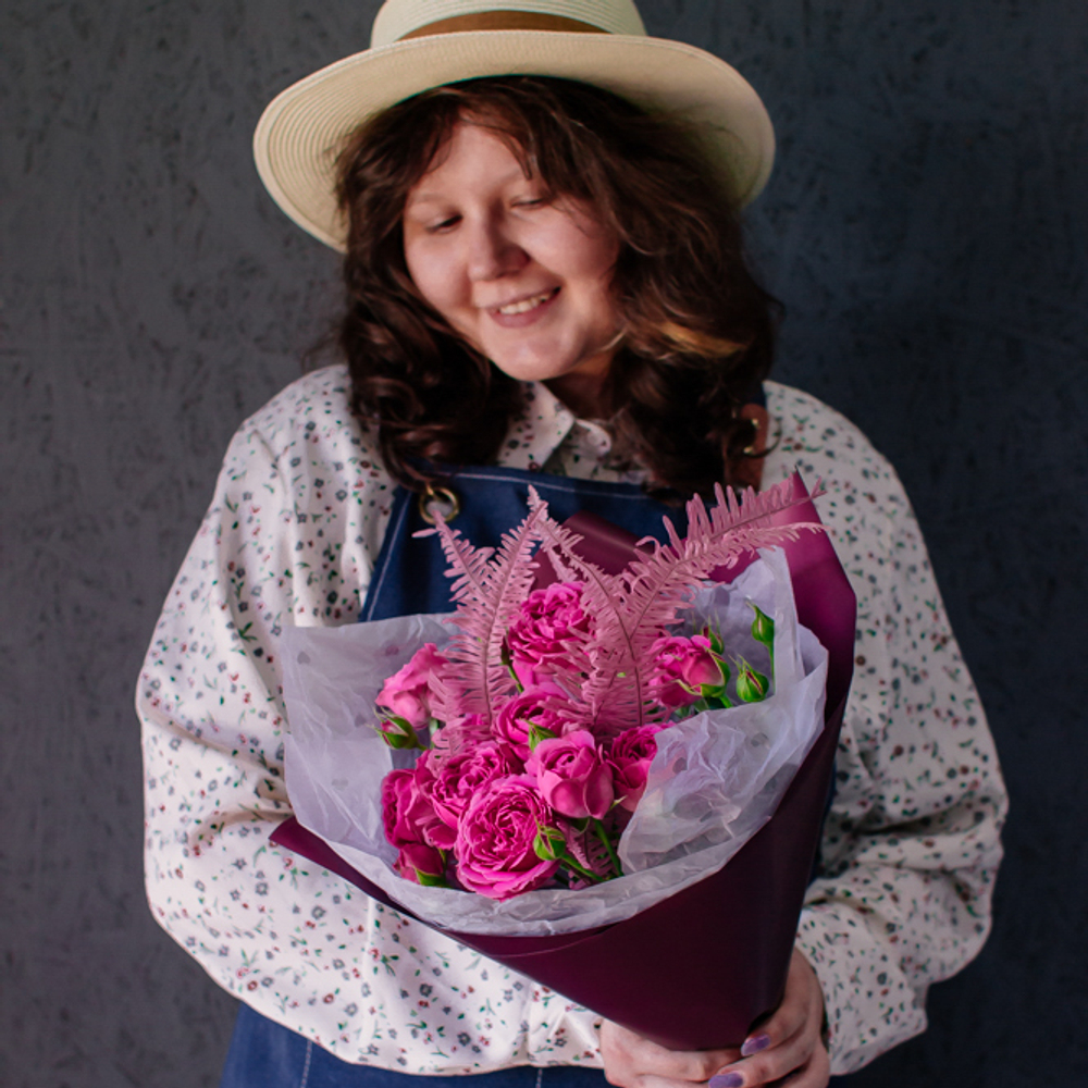 51. Классический малиновый букет с кустовыми розами