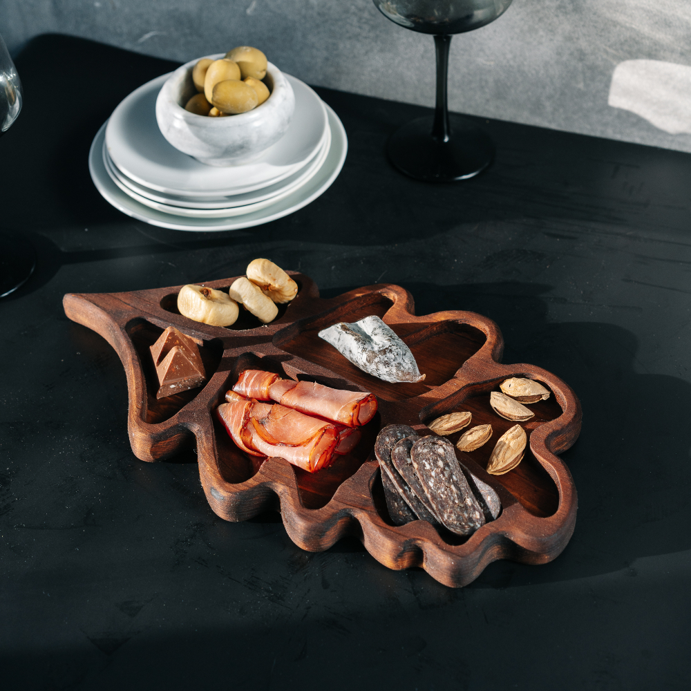 Деревянная менажница "дубовый лист" из кедра для подачи блюд и закусок