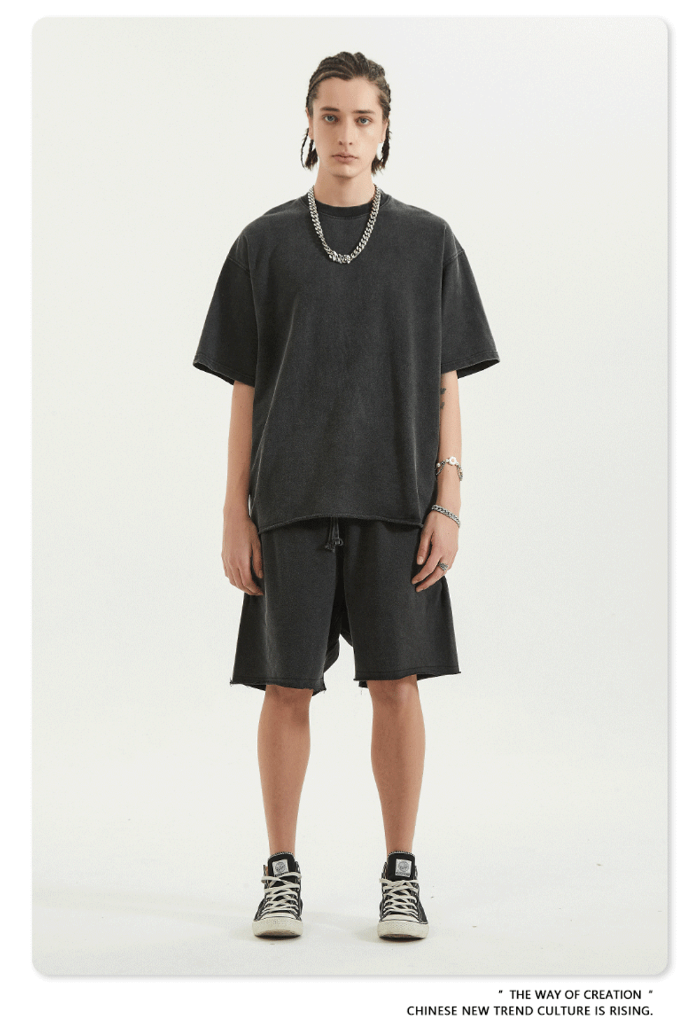 Костюм мужской футболка с шортами с эффектом потёртости.