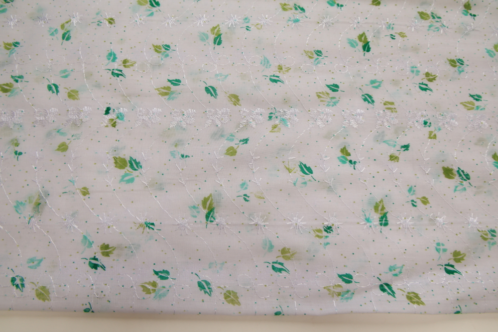 Батист вышивка белый в зеленый цветок