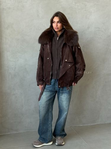 Шоколадный пуховик из эко-замши с мехом песца и планкой