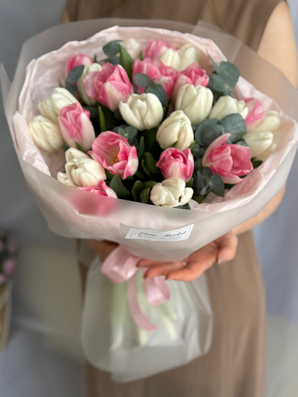 Весеннее сочетание белых, розовых тюльпанов и эвкалипта в объемном оформлении от Флора Маркет