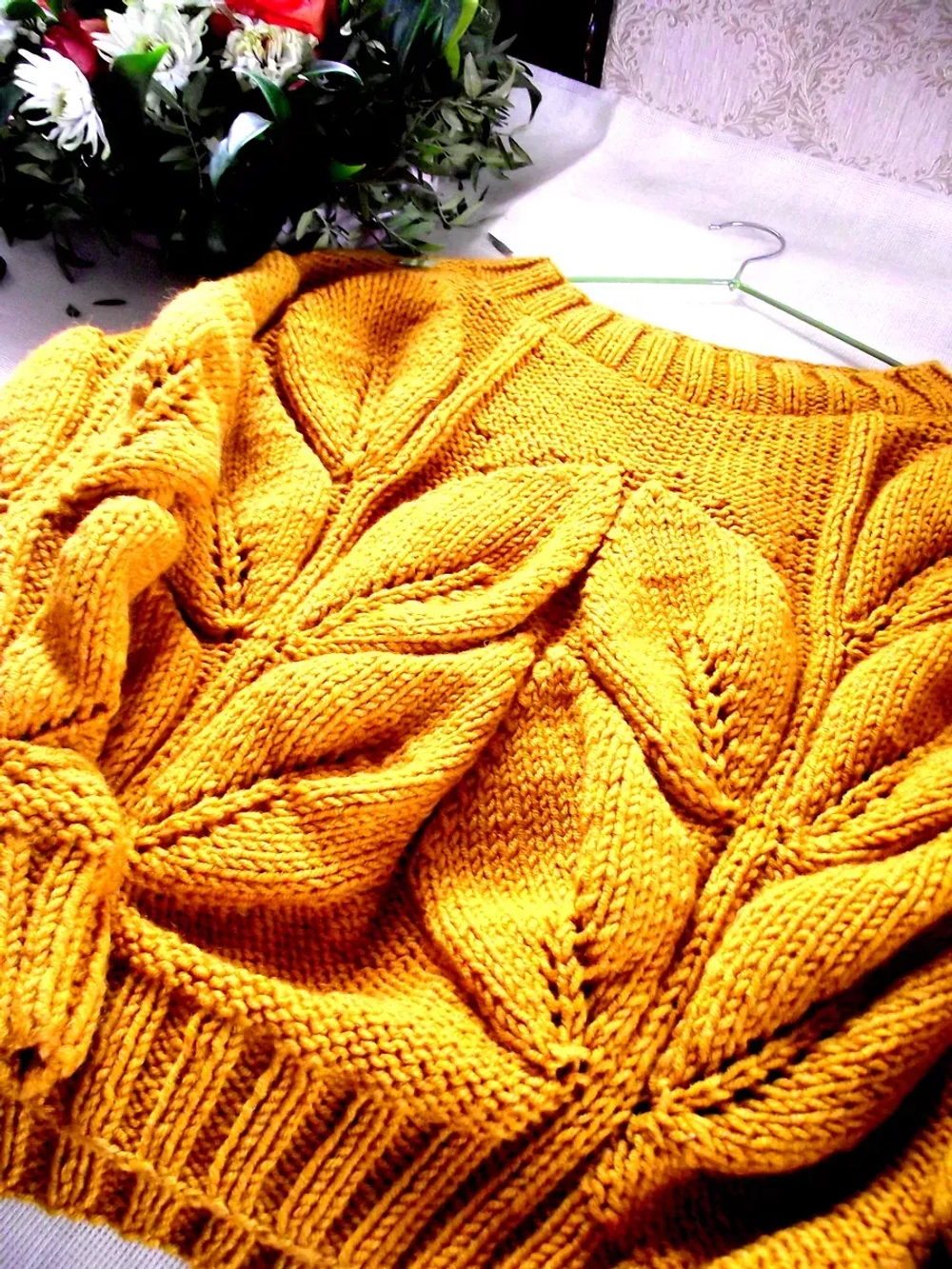 Свитер с листьями