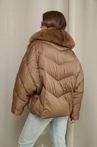 Коричневый пуховик с меховым воротником