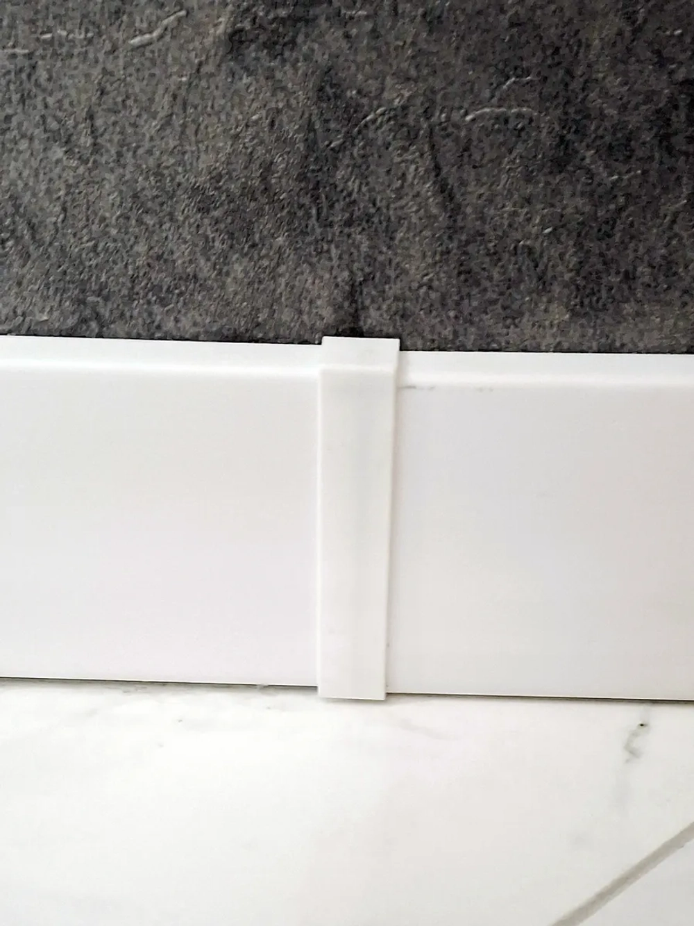 Соединитель плинтуса 70x14 мм, белый пластиковый - 4 шт.