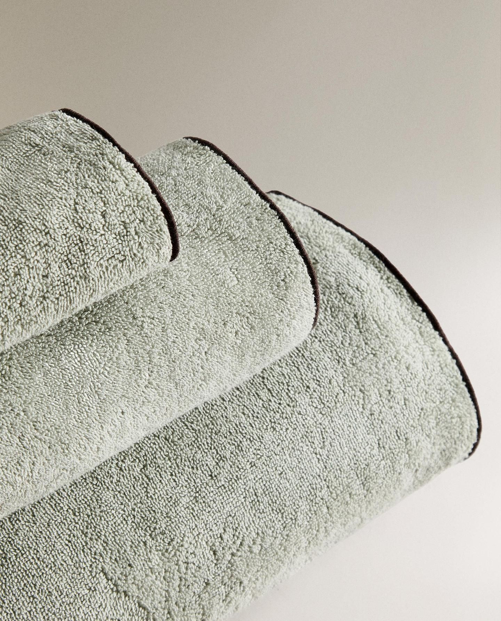 Zara Home - Хлопковое банное полотенце с отделкой overlock, зеленый, 50х90 см