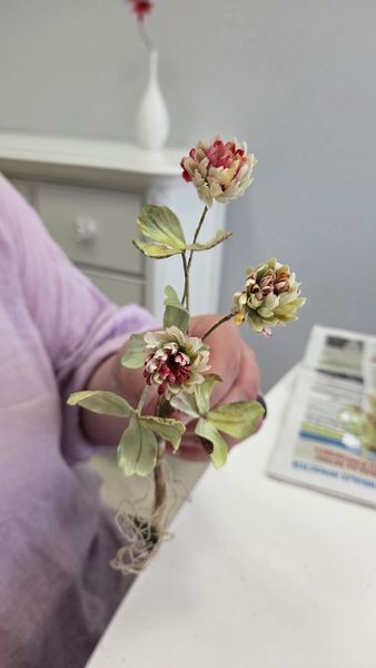 Когда красота скрывается в деталях: мастер-класс по клеверу из шелка
