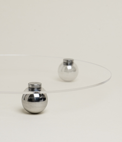 Поднос из акрила на трех сферах