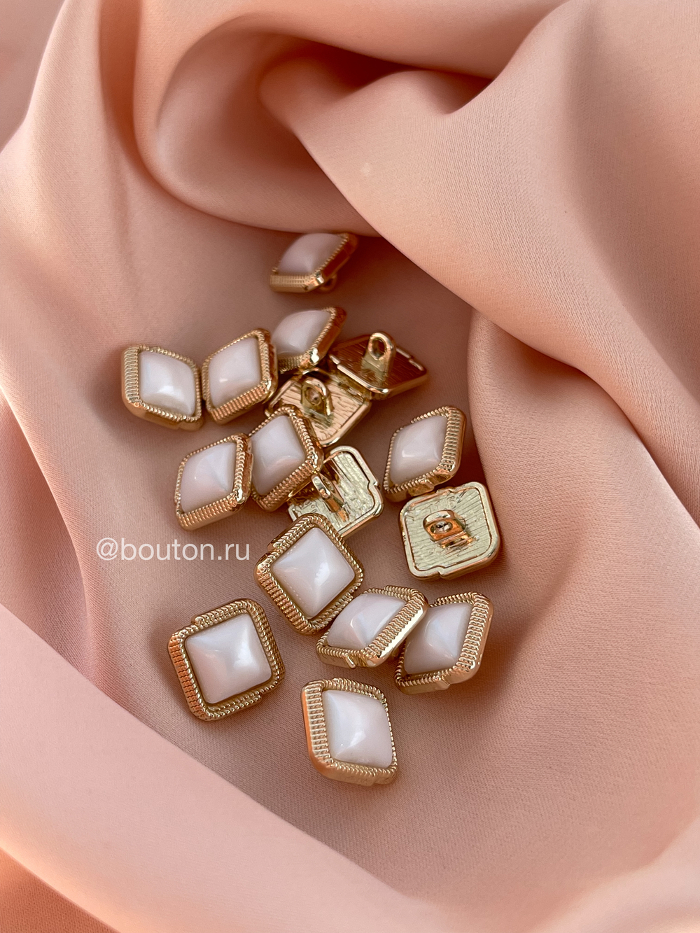 Пуговицы квадрат белые (теплый подтон) золото 11,5 мм.