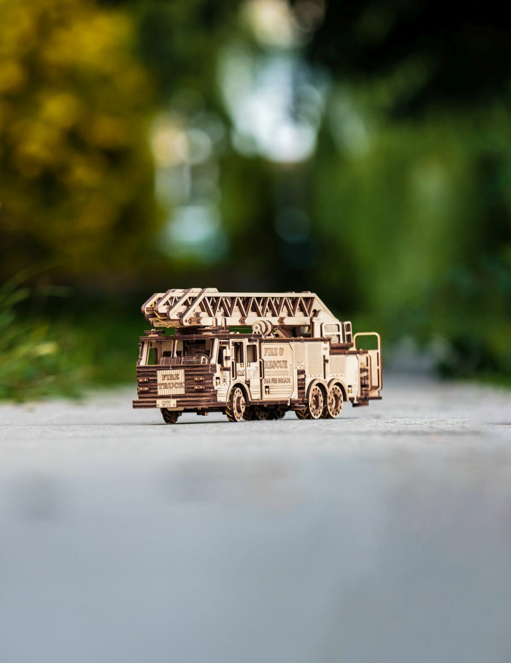 Пожарная машина выдвижной вращающейся лестницей от EWA - Fire Truck, Деревянный конструктор, сборная модель, 3D пазл