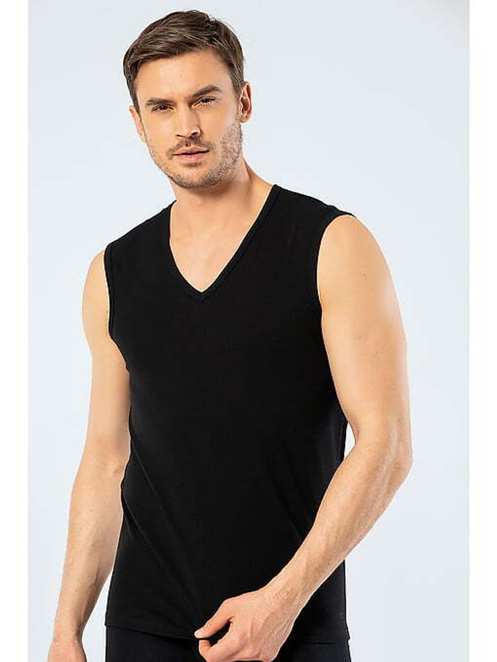 Футболка мужская с V-образным вырезом без рукавов черный