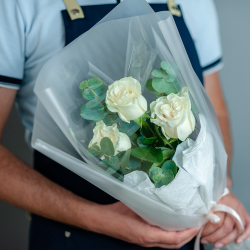 Букет из 3 белых роз Эквадор с эвкалиптом