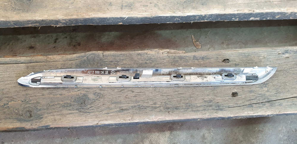 Молдинг решетки радиатора Mercedes E (W213) 16-20 Б/У Оригинал A2138880473