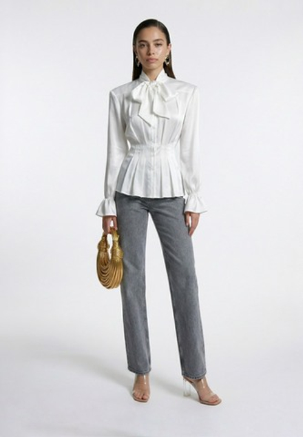 Блуза с бантом приталенная