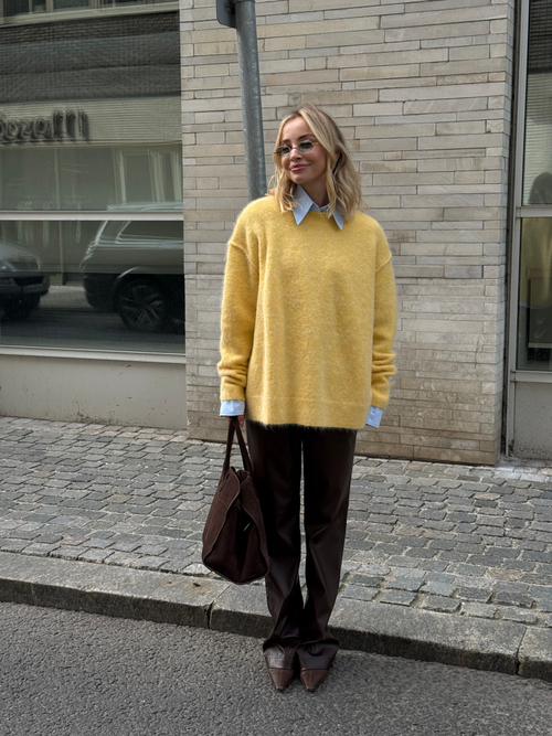 Брюки из эко-кожи с подрезом по спинке коричневые