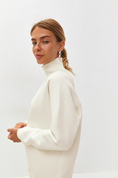 Кремовый свитшот с горлом