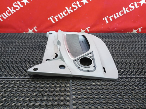 Обшивка двери правой 2016г.