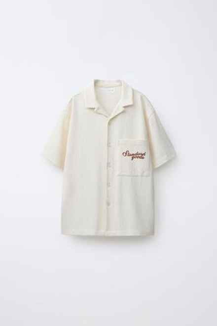 ZARA РУБАШКА ИЗ РЕЛЬЕФНОЙ ТКАНИ С НАДПИСЬЮ, ЭКРЮ