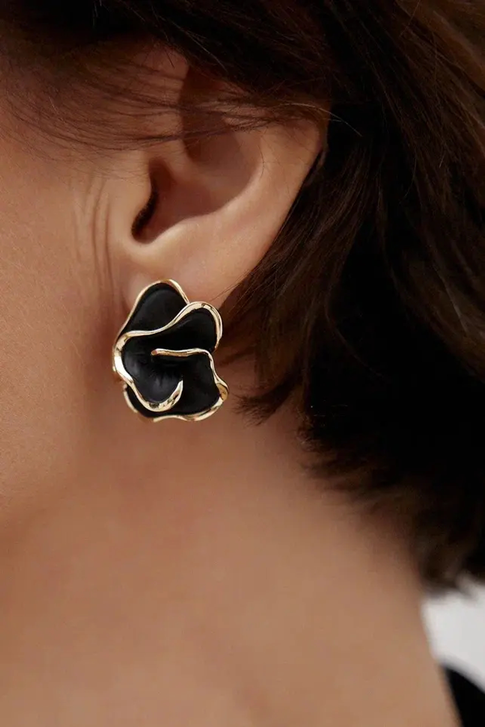 Серьги розы черная эмаль, оттенок золото