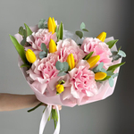 Французские розы, желтые тюльпаны с эвкалиптом нежный букет