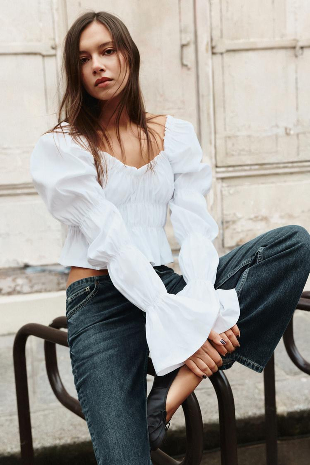 ZARA ТОП С ЭЛАСТИЧНЫМИ СБОРКАМИ И ОБЪЕМНЫМИ РУКАВАМИ, БЕЛЫЙ