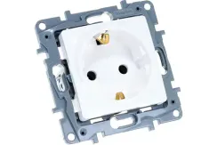 Розетка Legrand Etika с заземлением белая 25659