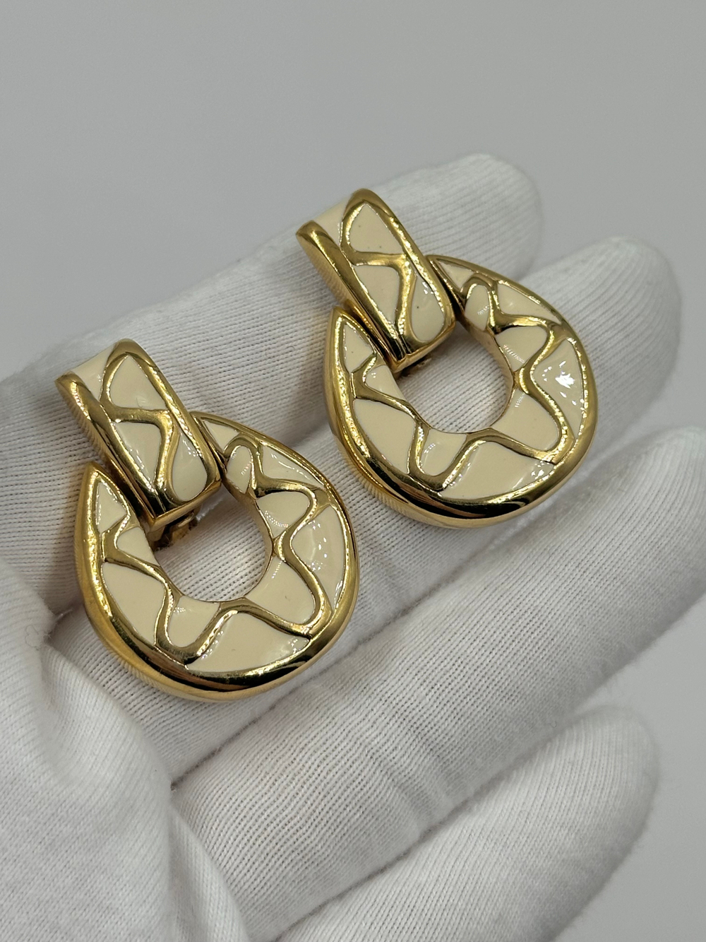 Клипсы с кремовой эмалью Givenchy