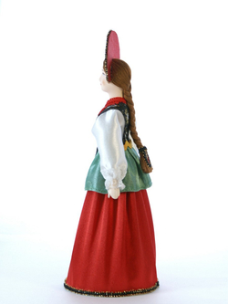 Кукла коллекционная в девичьем праздничном костюме