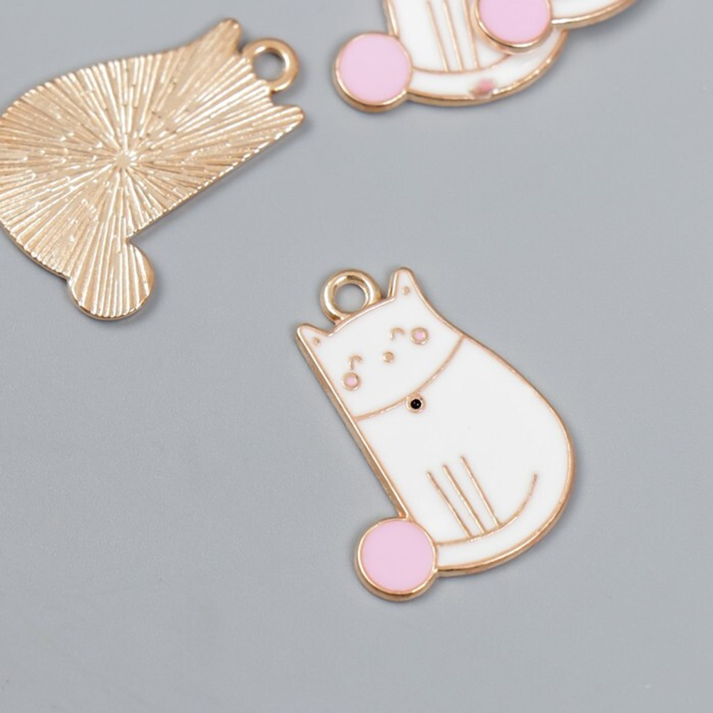 Декор для творчества металл, эмаль "Белый котик с мячиком" 2,6х1,9 см