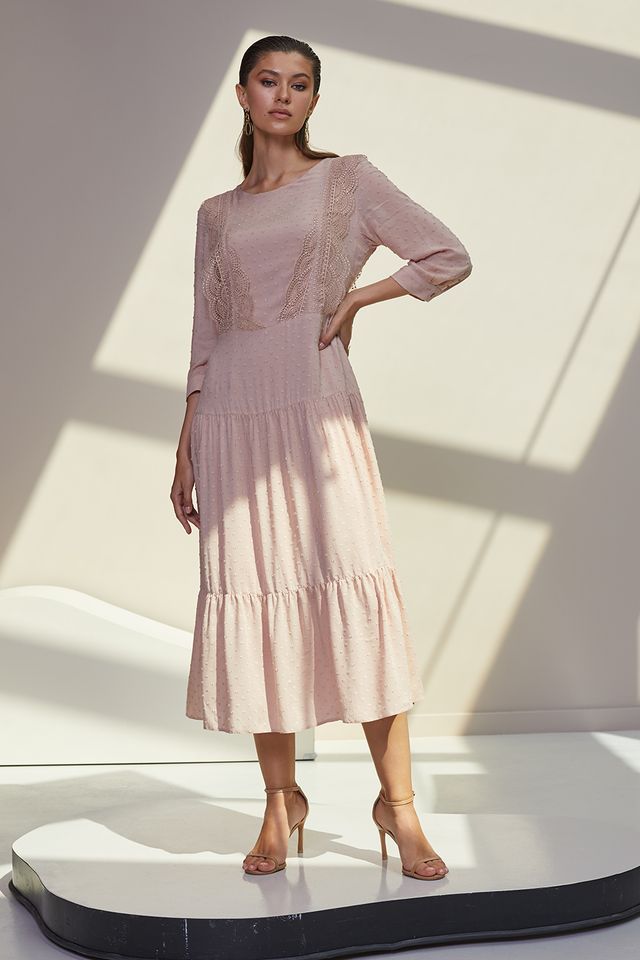 Бежевое платье с длинными рукавами