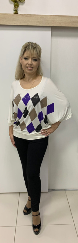 Белый джемпер с цветными ромбами