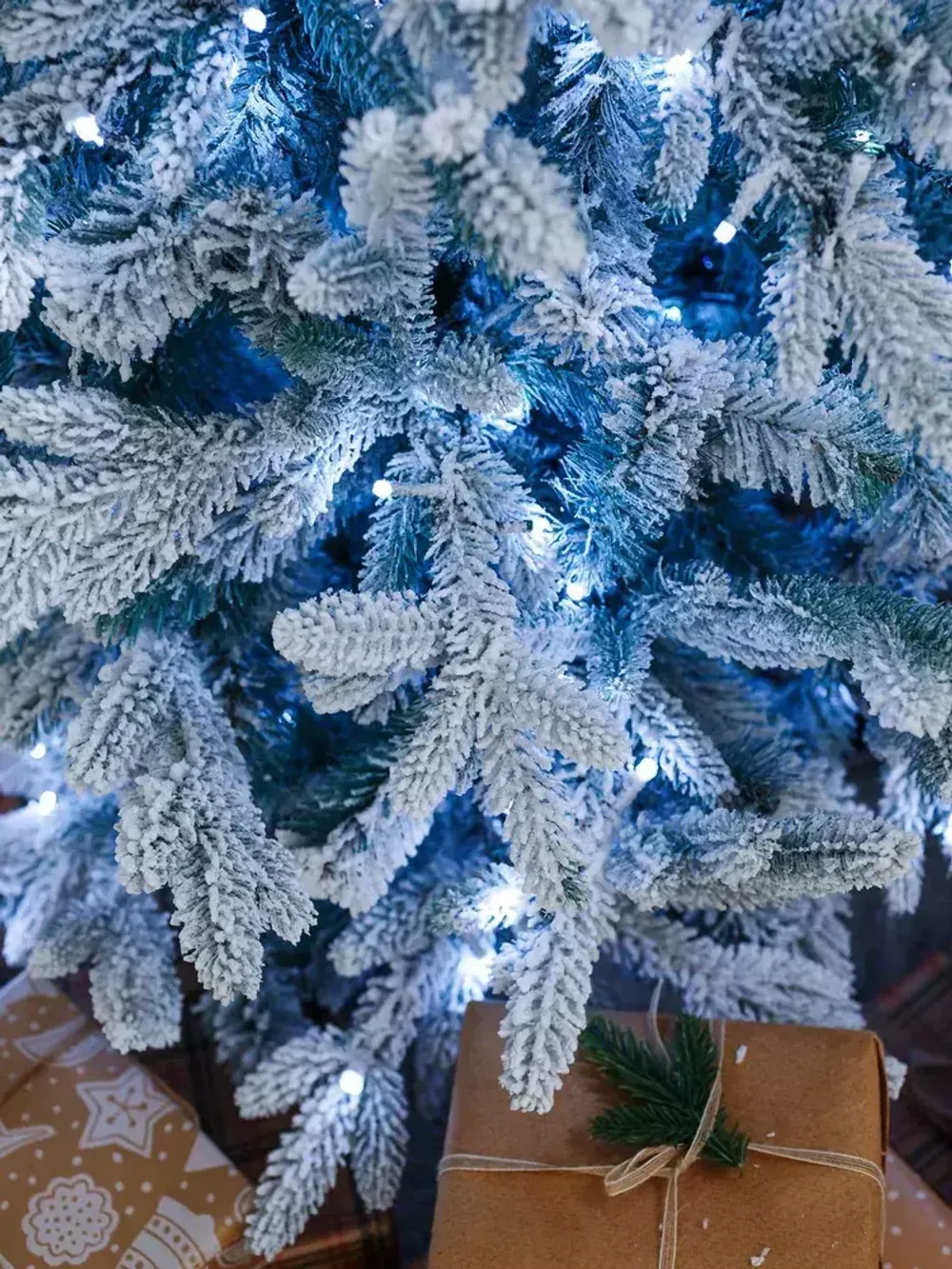 Заснеженная ель с гирляндой «Россо» холодный свет (Литая+пвх) 240 см / 2,4 м