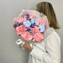 Нежно-сиреневый комплимент с диантусами и хлопком