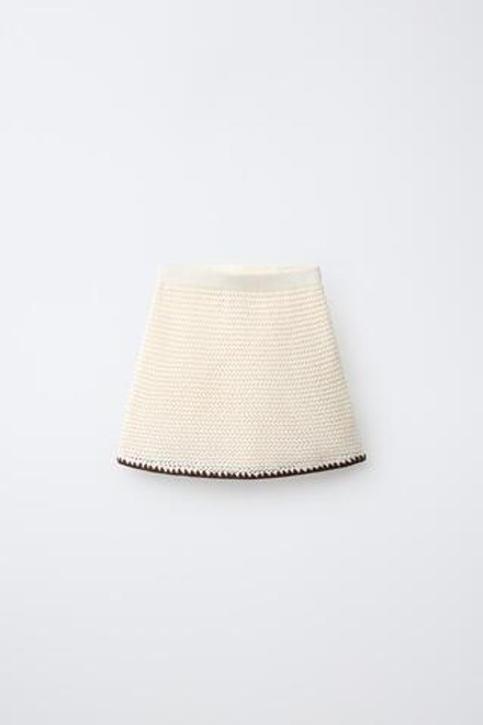 ZARA ТРИКОТАЖНАЯ ЮБКА С КОНТРАСТНЫМ КРАЕМ, ЖЕЛТОВАТО-БЕЛЫЙ