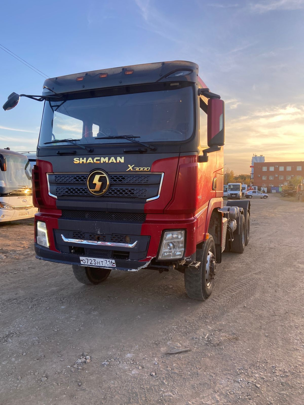 Shacman (Shaanxi) SX* 6x6 Седельный тягач SX42586W385C (Дизельный, 10,8 л, 441 л.с., МТ)