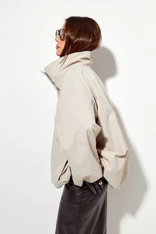 Ветровка О-силуэта с высоким воротом цвета экрю