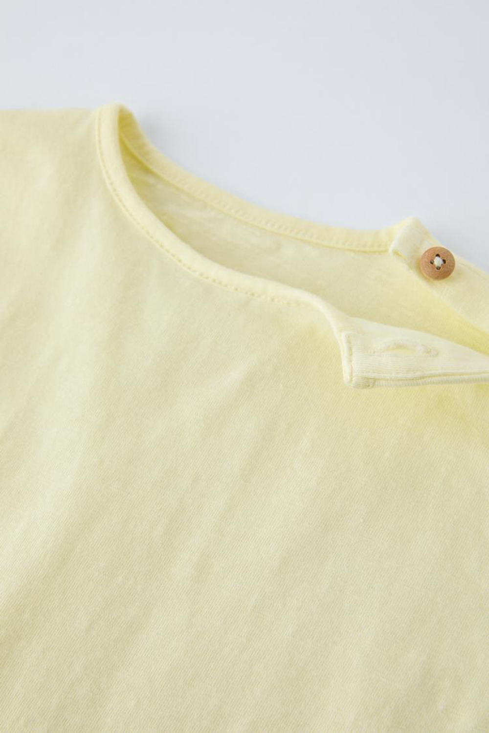 ZARA ФУТБОЛКА С ПУГОВИЦАМИ, ЖЕЛТЫЙ
