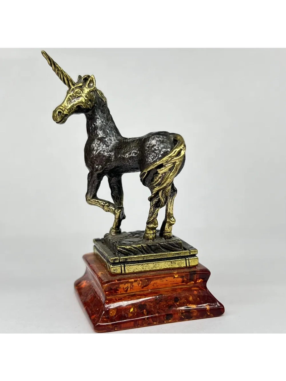 Бронзовая статуэтка на янтаре