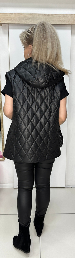 Черный стеганный жилет со стразовым принтом
