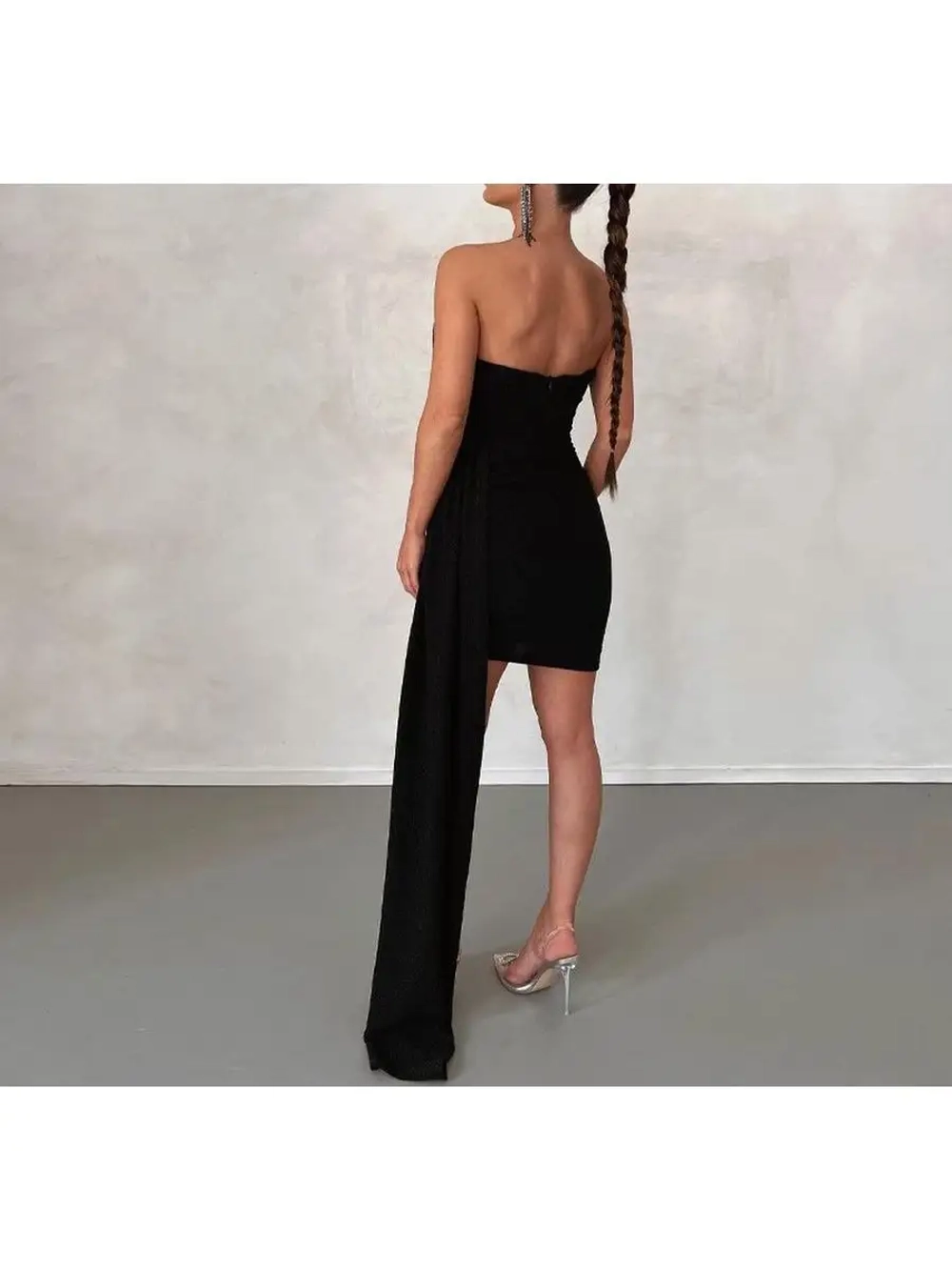 Платье вечернее блестящее со шлейфом