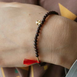 браслет из граната с красной кистью