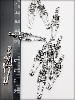 Подвески для рукоделия "Скелеты" серебристые.