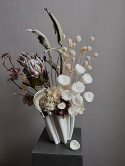 Композиция в кашпо Иванхое с розами