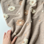 Трикотажное полотно с объемными ромашками