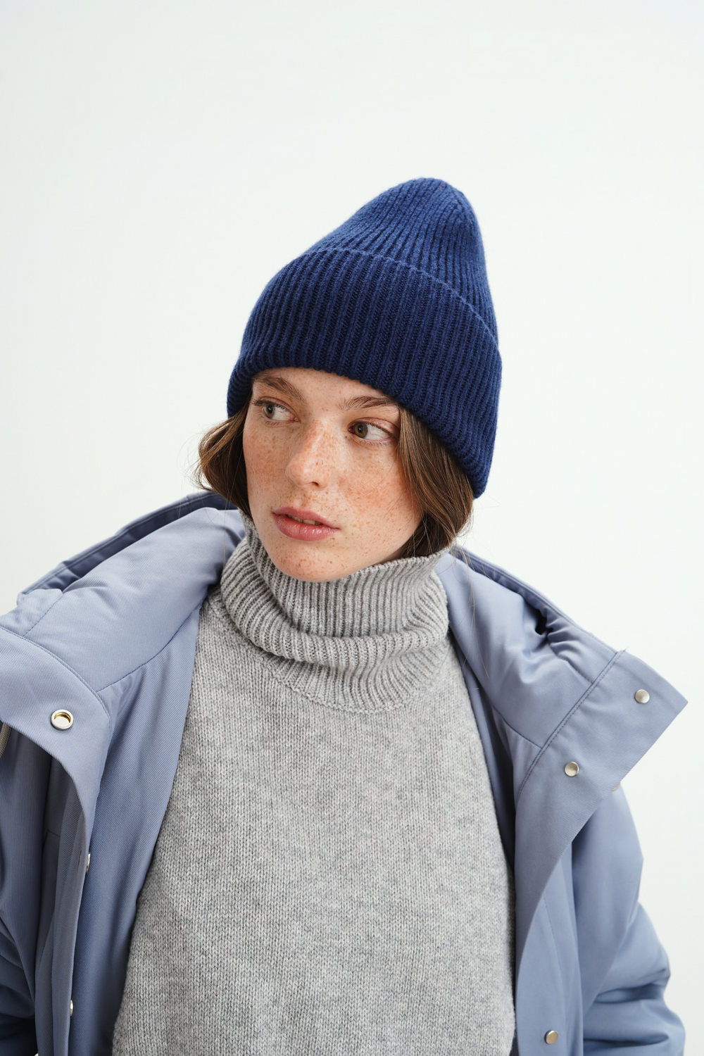 Шапка из кашемира с мериносом синего цвета